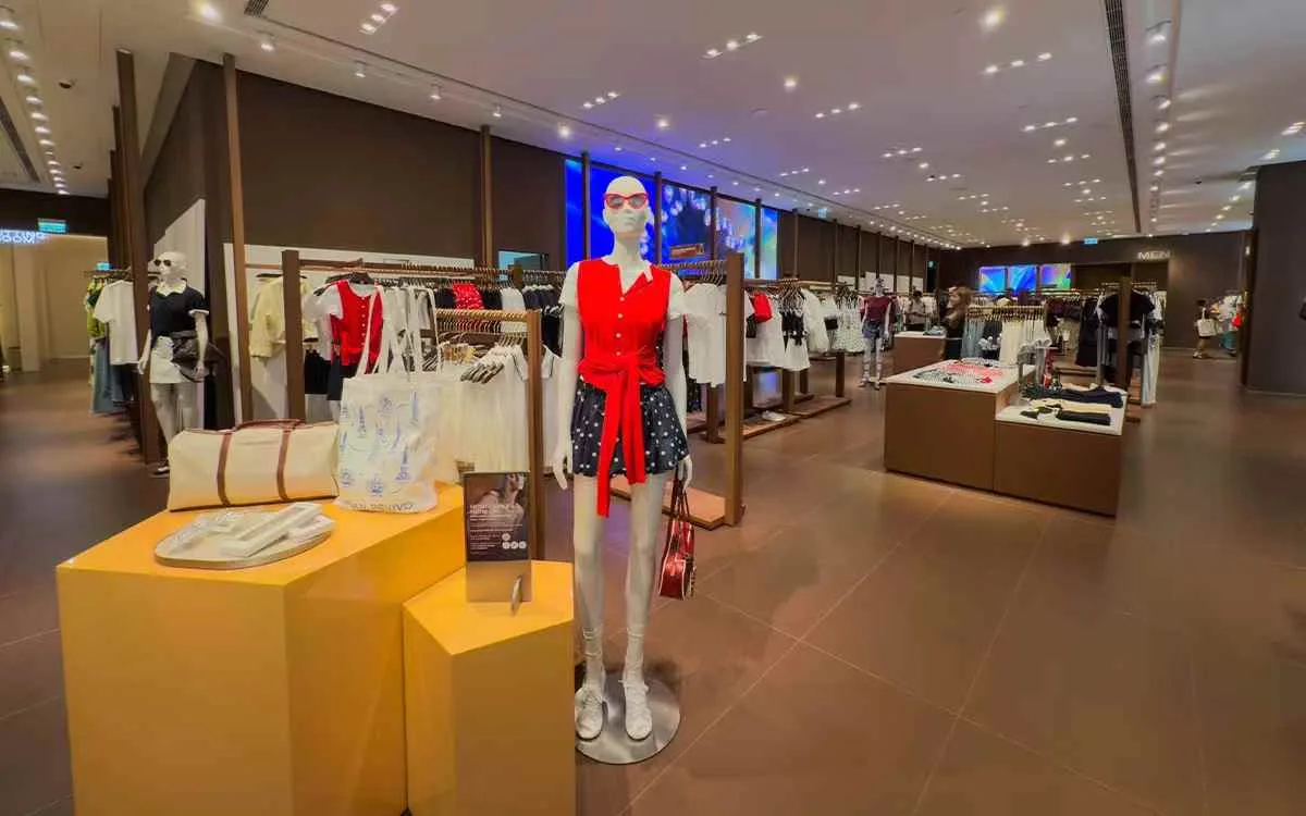 UR 服饰 · 中国香港首店