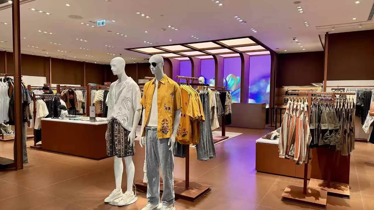 UR 服饰 · 中国香港首店