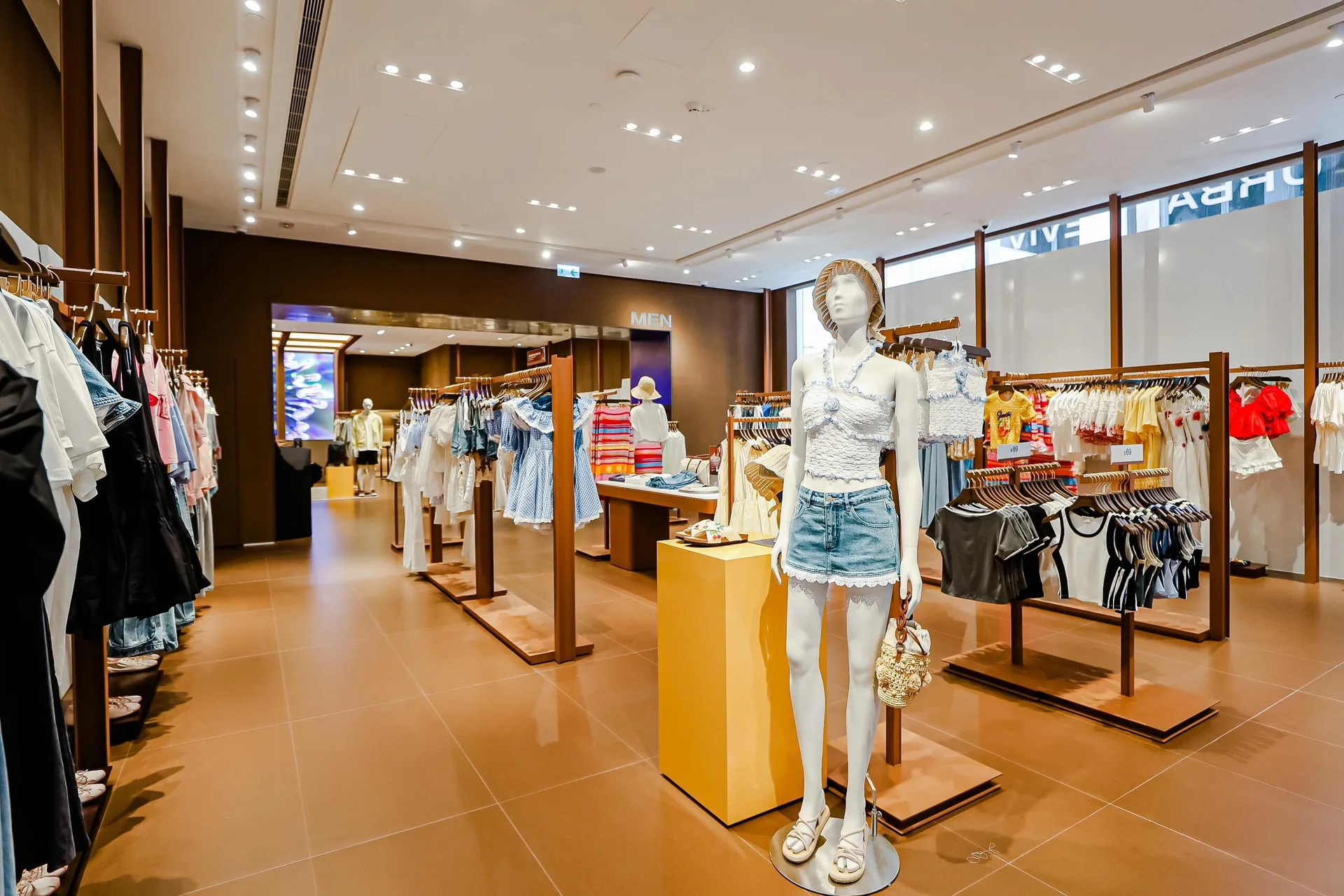 UR 服饰 · 中国香港首店